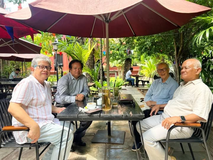 លោក យ៉ែម បុញ្ញឬទ្ធិ​បានចួបរៀមច្បងអ្នកប្រជាធិបតេយ្យនិងពិភាក្សាពីប្រវត្តិ​ “គណបក្សប្រជាធិបតេយ្យ​ពីឆ្នាំ១៩៤៦​ ទ្រង់​ យុត្តិវង្ស​ លោក​ អៀវ​ កើស…