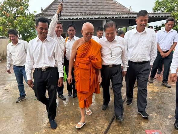 ប្រធាន​ អនុប្រធាន​ គណបក្សប្រជាធិបតេយ្យជឿនលឿន និងសហការី​ បានចូលរួមជូនដំណេីរចុងក្រោយ​ ដង្ហែសពលោកយាយឧបាសិកា សៅ ង៉ែត ជាម្តាយបង្កើតរបស់លោកប្រធាន កឹម សុខា