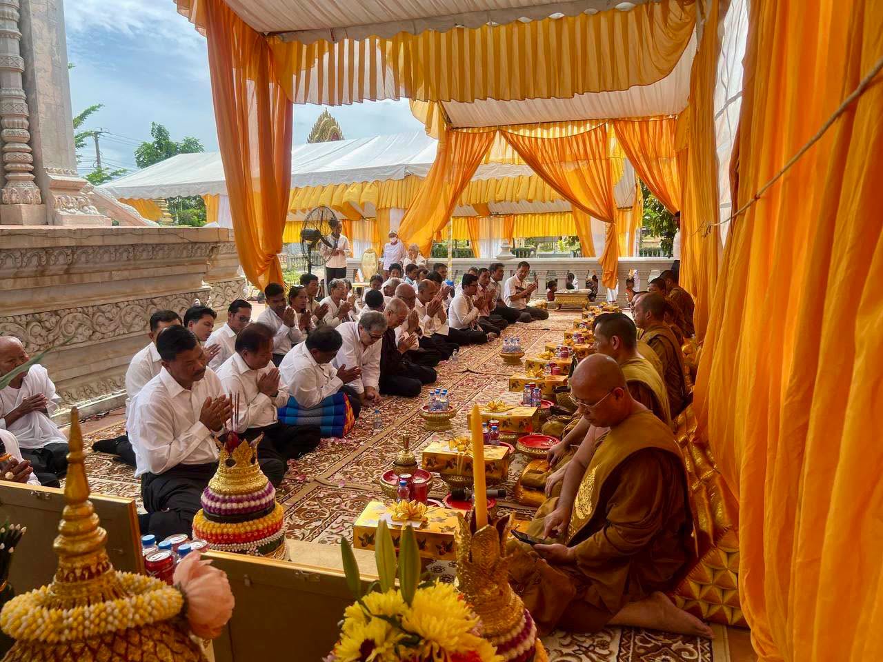 ទិដ្ឋភាពទូទៅនៃពិធីបុណ្យទក្ខិណានុប្បទាន ដើម្បីឧទ្ទិសបុណ្យកុសល ជូនវិញ្ញាណក្ខន្ធវីរកងទ័ពជាតិ និងស្ថាបនិកគណបក្សប្រជាធិបតេយ្យ